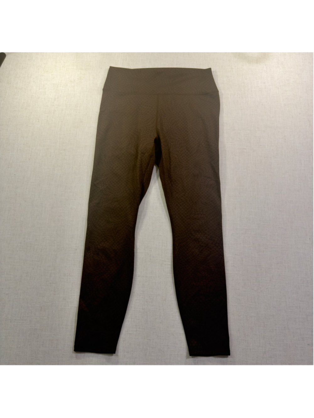 Fabletics Women’s Medium High-Waisted Snake Scale Pattern Leggings 7/8 Ankle M